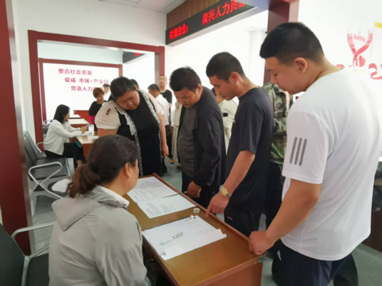 图为残疾人了解招聘岗位等信息